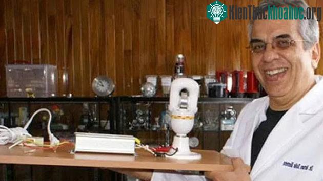 Nhà khoa học Mexico Arturo Solis Herrera và loại pin vĩnh cử mà ông chế tạo. (Nguồn: facebook./pages/Arturo-Solis-Herrera).