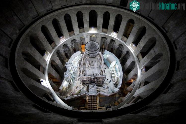 Mộ Chúa Jesus dễ sụp đổ do nền móng không vững chắc. (Ảnh: National Geographic).