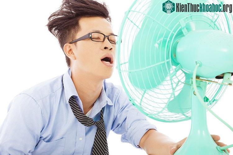 Dùng quạt máy thổi thẳng vào người lâu có thể gây ra nhiều bệnh. (Ảnh minh họa: DMX).