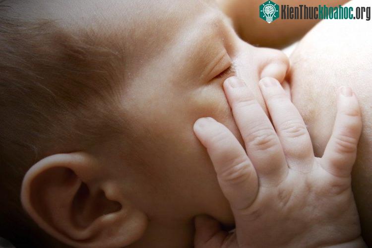 Ưu điểm lớn nhất của sinh thường là mẹ sẽ có sữa ngay để cho bé bú.