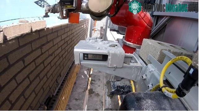 Con robot bao gồm dây chuyền, cánh tay robot và hệ thống bơm vữa.