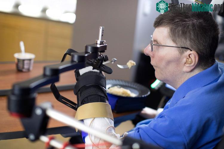 Ông Bill Kochevar điều khiển cánh tay bị liệt đã 8 năm chỉ bằng suy nghĩ - (Ảnh: Reuters).