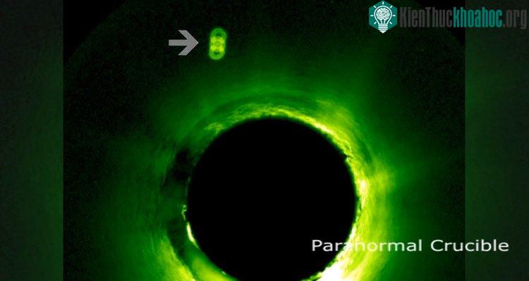Một số chuyên gia UFO lại khẳng định đó là một phi thuyền của người ngoài hành tinh đang tiếp năng lượng từ Mặt trời.