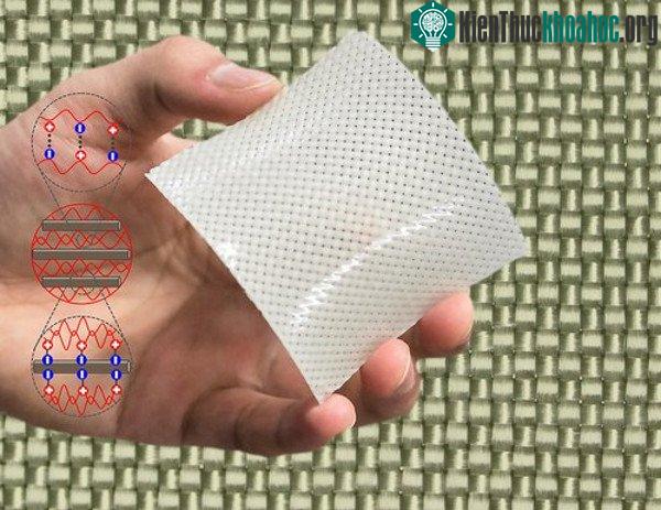 Tấm vật chất hydrogel mềm mỏng như vải nhưng cứng hơn thép đến 5 lần. (Ảnh: Đại học Hokkaido.)