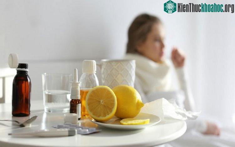 Đặt chanh ở đầu giường trước khi ngủ sẽ mang lại nhiều lợi ích cho sức khỏe. (Ảnh: Boldsky).