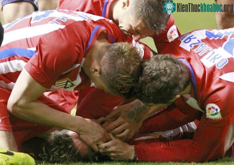 Gabi đã nhanh trí kéo lưỡi Fernando Torres để tránh nguy cơ tuột lưỡi gây nghẹt thở. (Ảnh: Telegraph).