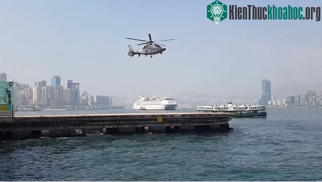 Chiếc máy bay trực thăng dường như đang lơ lửng trên không một cách kỳ diệu.