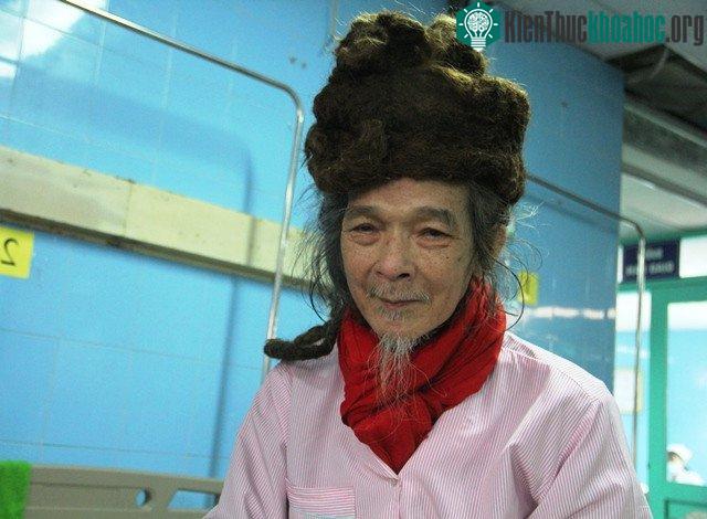 Hơn 30 năm qua, cụ Tiến chưa một lần cắt tóc. (Ảnh: T.H).