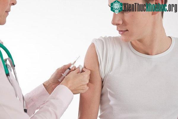 Vừa rút kim ra khỏi da cần lấy bông thấm cồn hay bông đã tiệt trùng ấn nhẹ vào vết tiêm. (Ảnh minh họa: Menshealth).
