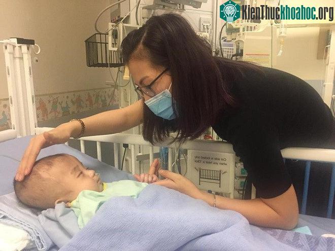 Một em bé mắc bệnh não úng thủy.