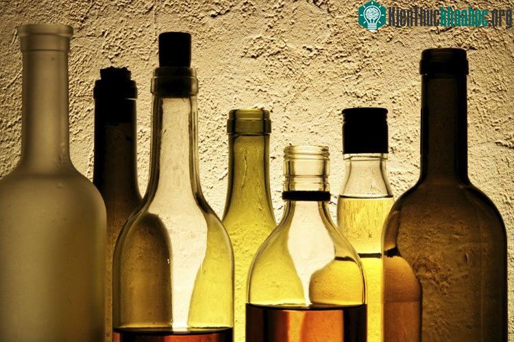 Methanol trong rượu lậu là chất có độc tính cao. (Ảnh minh họa: Live Science).