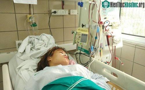 Sau bữa liên hoan ngày 8/3, có 9 sinh viên nhập viện cấp cứu trong tình trạng nặng vì ngộ độc rượu methanol. (Ảnh: T.A).