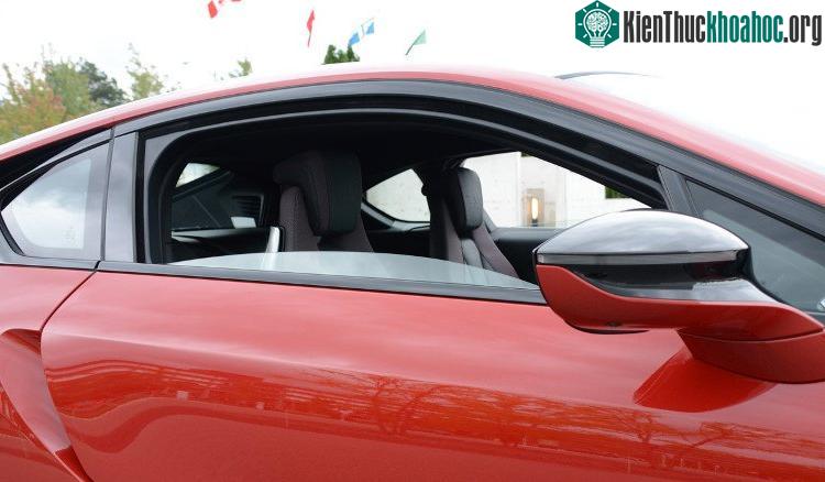 Hạ kính xe giúp cân bằng nhiệt độ