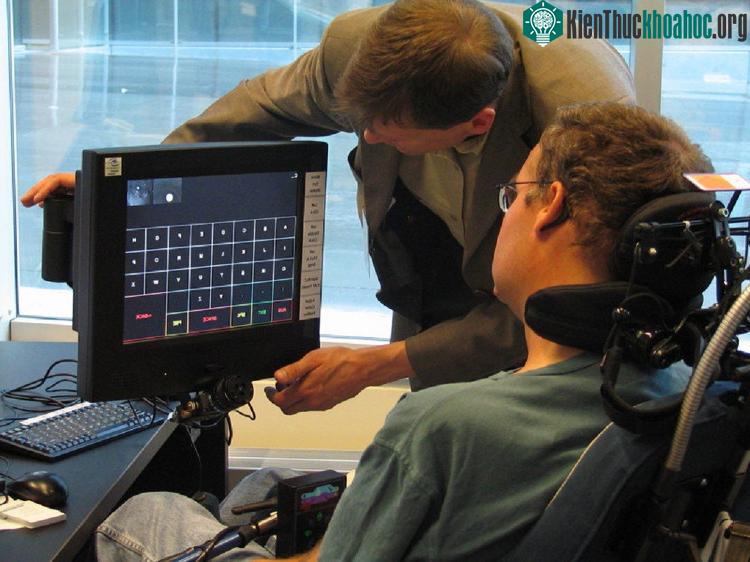 Công nghệ Eyegaze Edge giúp người bệnh giao tiếp bằng cách chớp mắt. (Ảnh: Wordpress).