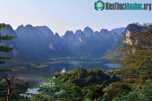 Dấu tích một khu mộ của người tiền sử tìm thấy chủ yếu gần khu vực cửa hang.