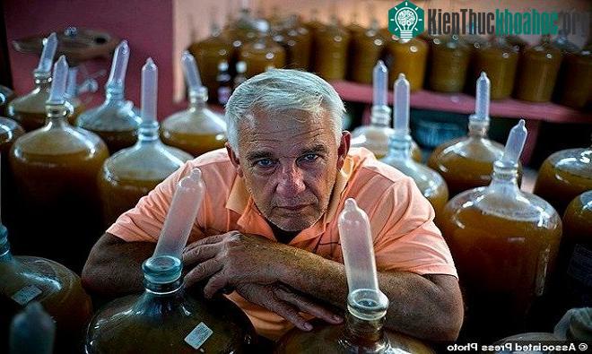 Ông Orestes Estevez và những hũ rượu của gia đình