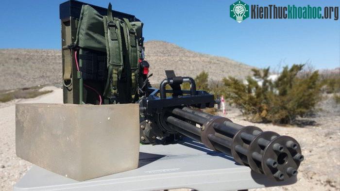 Khẩu súng được sử dụng trong clip là biến thể DeGroat Tactical GAU-2B/A phiên bản di động với ắc quy đeo lưng dùng để quay motor.
