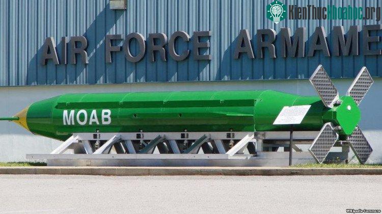 Một quả MOAB với hệ thống cánh điều khiển dạng lưới. (Ảnh: Wikipedia).