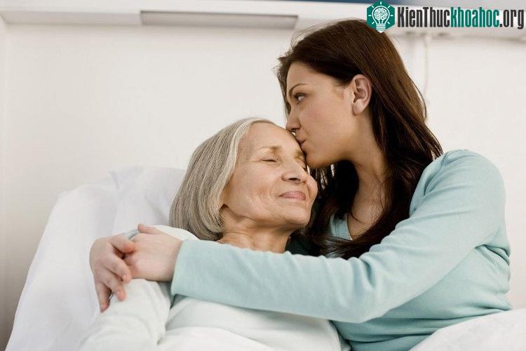 Sự quan tâm của con cái trưởng thành ảnh hưởng rất lớn tới tuổi thọ của cha mẹ. (Ảnh: Internet).