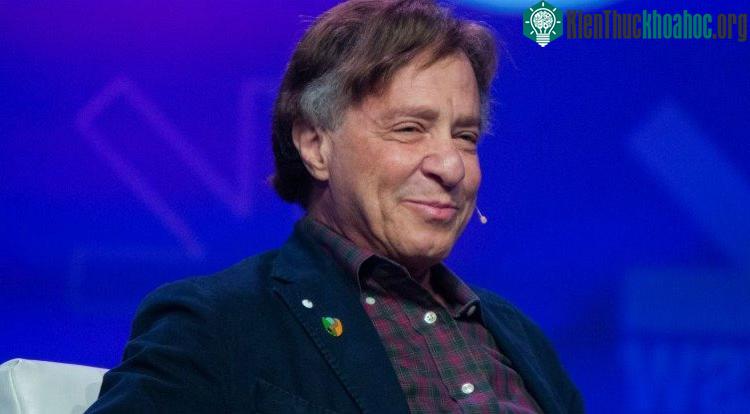 Ray Kurzweil tỏ ra lạc quan và mong chờ singularity thay vì lo sợ nó như nhiều nhà khoa học khác - (Ảnh: Sciencealert).