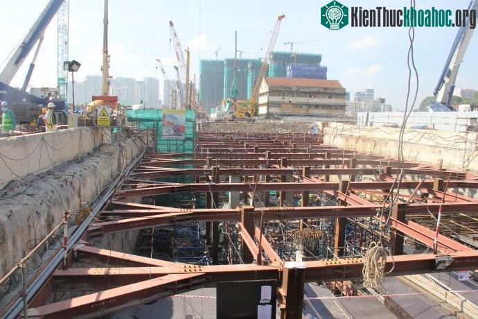 Nhà ga ngầm Ba Son đang được khẩn trương thi công.