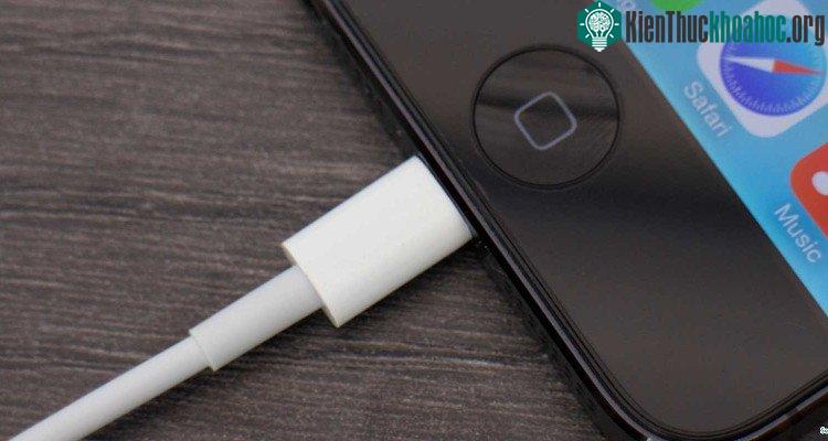 Khi sóng 3G của bạn đột dưng bị đơ, chỉ cần bật tính năng Airplane Mode, sau đó chờ vài giây rồi tắt chế độ này đi là có thể hoạt động lại ổn định.