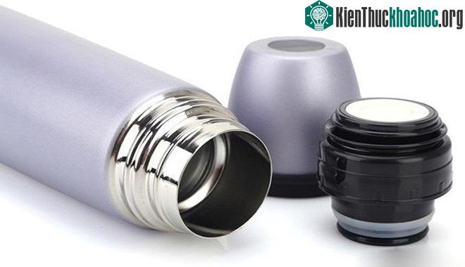 Loại Inox để sản xuất các vật dụng đựng đồ ăn uống như bình giữ nhiệt, đũa, thìa, bát,... phải đảm bảo được làm bằng các loại I nox chất lượng, không gây rỉ sét.