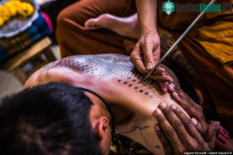 Nhà sư ở đền thờ Wat Bang Phra chỉ dùng một cây kim dài hoặc một thanh tre vót nhọn để bắt đầu xăm hình.