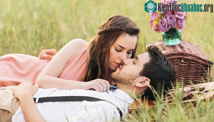 Một nụ hôn lãng mạn nhưng diễn ra nhanh chóng sẽ đốt cháy khoảng 2-3 calo.