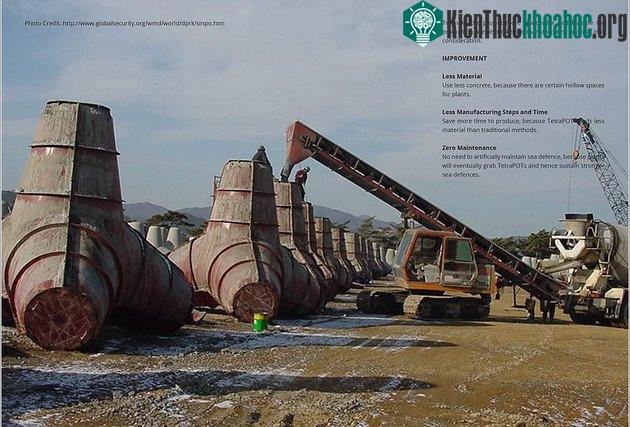 Những trụ chắn sóng khổng lồ đang được đổ bê tông tại 1 công trường ven biển.