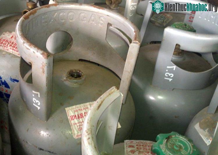 Một trong những biện pháp phân biệt bình gas thật và bình ga giả là cân trọng lượng của gas.