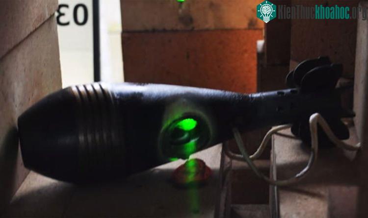 Súng laser làm tan chảy vỏ súng cối.