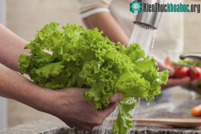 Nếu chưa mua được baking soda thì có thể dùng chanh, pha với nước sạch sau đó phun lên rau quả.