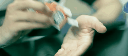 Dám cá rằng không ít bạn lấy kẹo Tic Tac theo kiểu này!