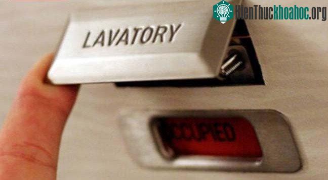 Có một cái chốt bí mật trên cửa ấn dưới tấm biển "No smoking" (Cấm hút thuốc) hay "Lavatory" (Nhà vệ sinh).