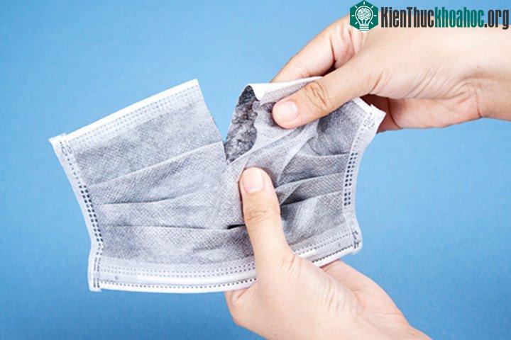 Khẩu trang y tế thật không bị thấm nước, khẩu trang y tế giả gặp nước sẽ bị ướt và thấm ngay.
