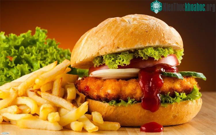 Thức ăn nhanh có thể gây tổn hại cho các thiếu nữ, đặc biệt ở giai đoạn cơ thể dậy thì và bộ ngực đang phát triển.