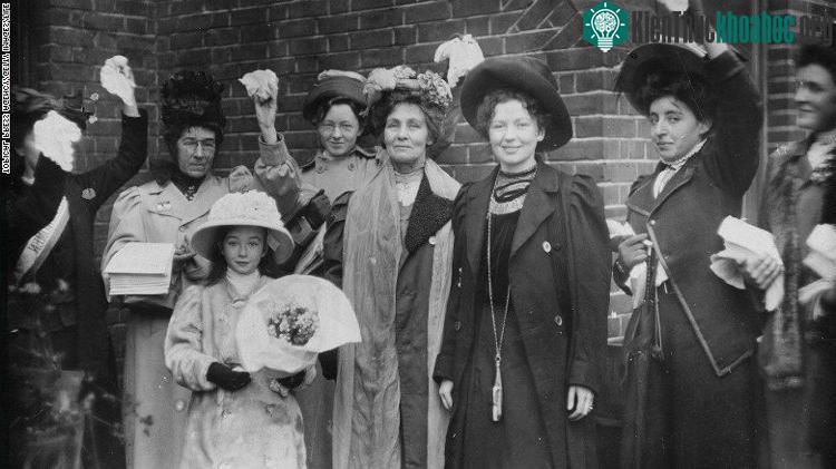 Bà Pankhurst (đứng giữa) và con gái Christabel Harriette (thứ ba từ trái sang) được những người ủng hộ chào đón sau khi được tự do vào năm 1908