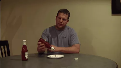 Cầm nghiêng chai ketchup nghiêng 45 độ và "chém" nhẹ là tương cà đã chày "ồ ồ" rồi.