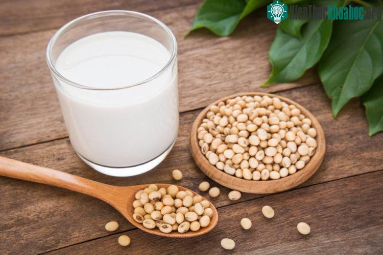 Phụ nữ nên ăn nhiều đậu nành vì đây là loại thực phẩm có lợi cho sức khỏe.