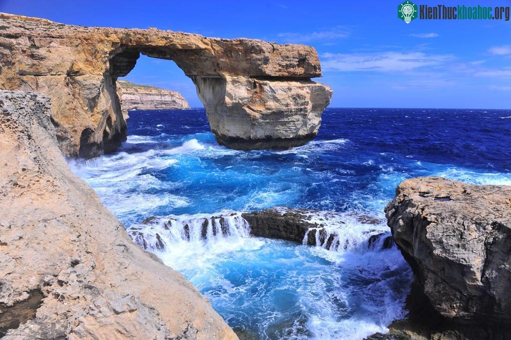 Azure Window trong tiếng Malta là "it-Tieqa tad-Dwejra" (Cửa sổ Dwejra)