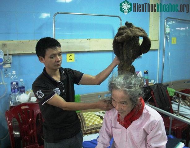 Mái tóc của cụ Tiến đã có thể bện thành một chiếc mũ lớn ở trên đầu. (Ảnh: T.H).
