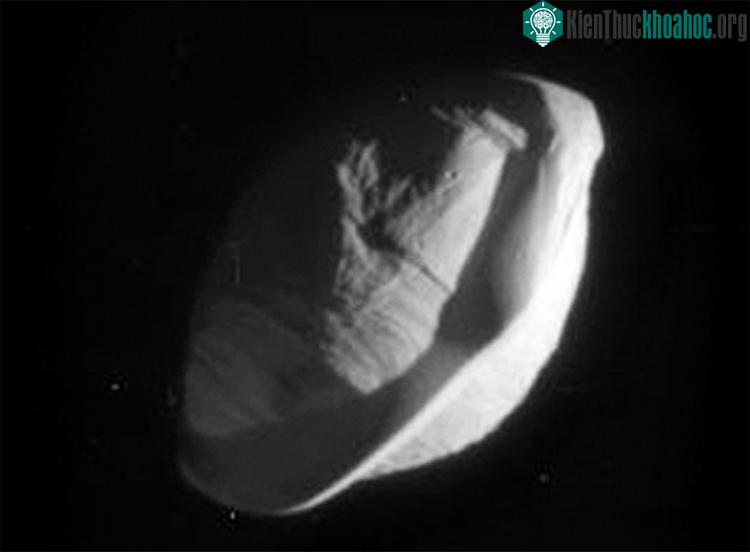 Một góc nhìn khác cho thấy đĩa vật chất xích đạo của Pan chụp bởi tàu Cassini. (Ảnh: NASA/JPL-Caltech).
