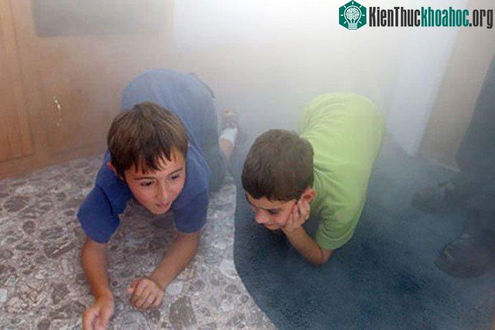 Cúi người càng thấp càng tốt, di chuyển nhanh chóng tới cửa thoát hiểm.