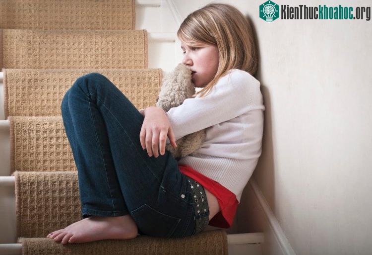 Phụ huynh nên dạy trẻ chú ý không nên chạm vào vùng nhạy cảm của người khác. (Ảnh minh họa: Internet).