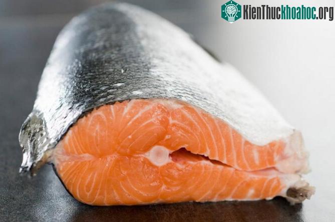 Mọi người có thể ngâm cá trong sữa khoảng 20 phút, làm lạnh trong vòng 1 giờ và rửa sạch trước khi nấu.