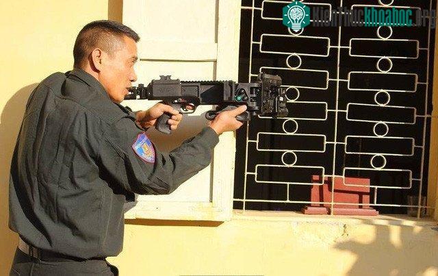 Một chiến sĩ thực hành sử dụng súng bắn góc diệt mục tiêu một cách chính xác, bí mật, bất ngờ. (Ảnh: CAND).