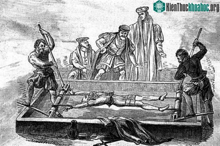 Có rất nhiều kiểu tra tấn độc dị mặc dù không còn được sử dụng nhưng vẫn khiến người nghe lạnh gáy, rùng mình và ám ảnh. Xem thêm tại đây