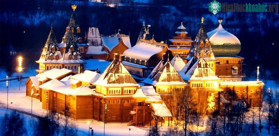 Sa hoàng Tzar Alexey Mikhailovich đã cho xây dựng Cung điện mùa hè ở ven bờ sông Matxcova