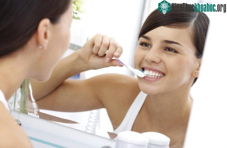 Điều trị hôi miệng bằng cách vệ sinh răng miệng sạch sẽ.